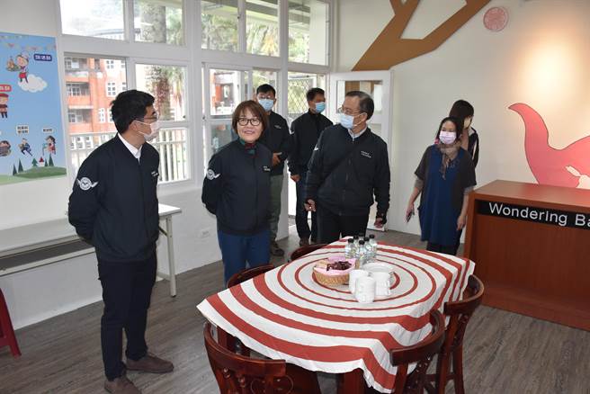 苗栗县副县长邓桂菊24日上午视察狮潭国中职业探查与体验中心。（谢明俊摄）