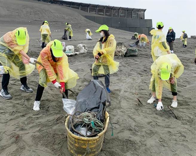 台中港务分公司24日在台中港环港北路海角明珠南侧北淤沙区，举办「致敬海洋、至净中港」清净海洋净滩活动。（台中港务分公司提供）