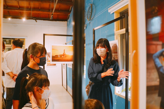 简汝羚在古朴的树屋艺术仓库内亲切的为参观者导览与解说作品。(彭晓东摄影)