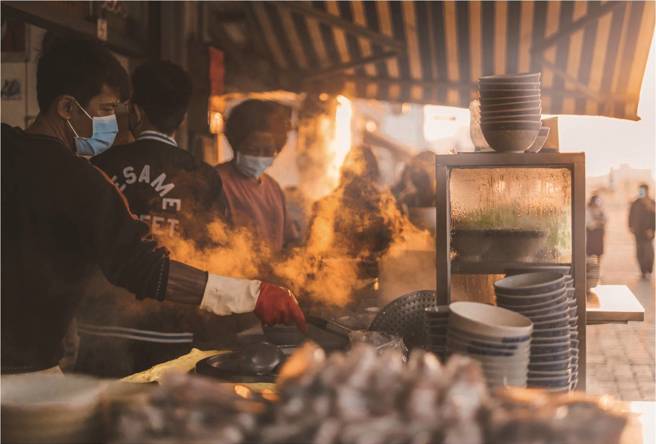 简汝羚安平树屋摄影特展，作品日出。(作者简汝羚)