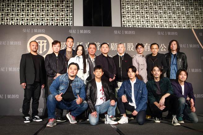 张威演（上排右五）电影圈内的好友、前辈到场支持创投启动记者会。（邓博仁摄）