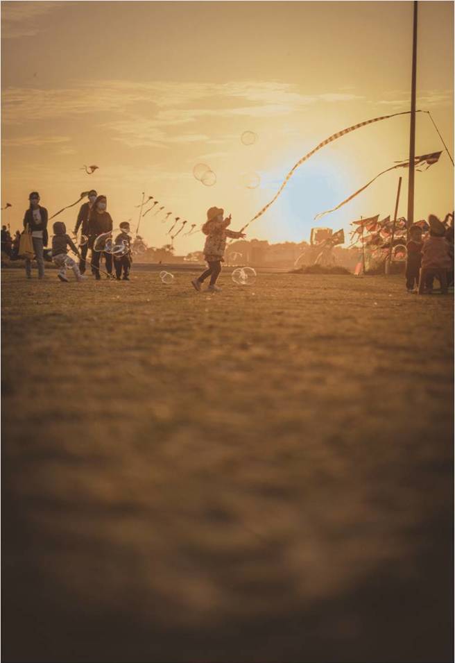 简汝羚安平树屋摄影特展，作品夕阳。(作者简汝羚)