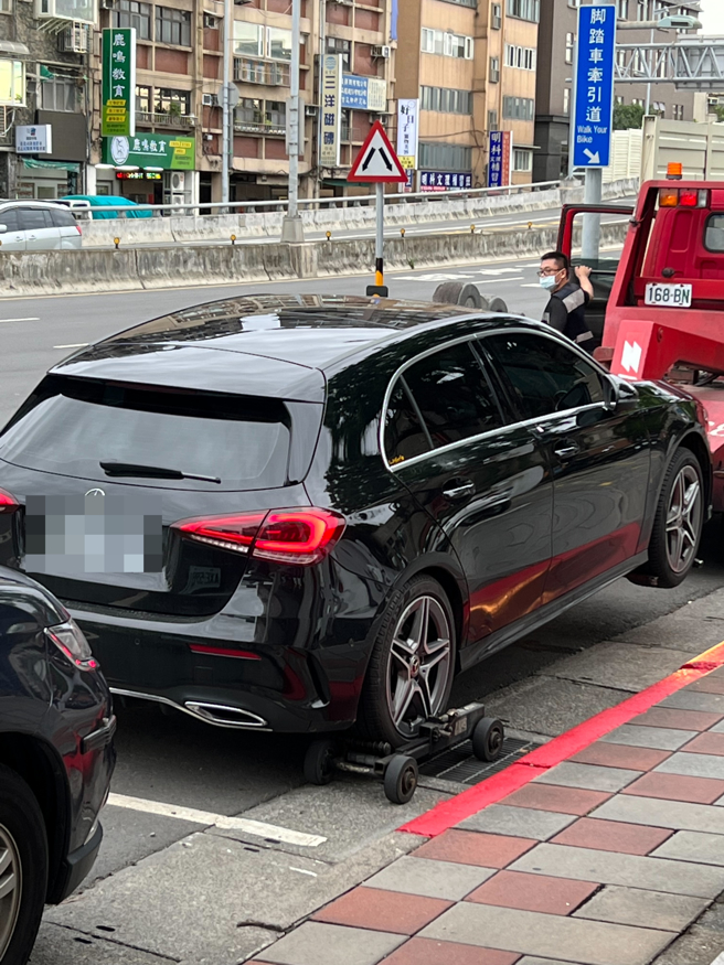 枪手开「宾士」到场，疑似将对方的宾利误认成自己的车，才愤而开枪。（民眾提供）