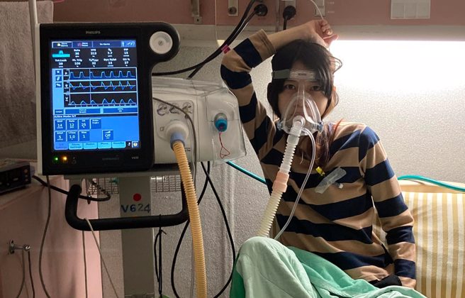 因肿瘤压迫肺臟佩姿需仰赖呼吸器。(图/汤佩姿提供)