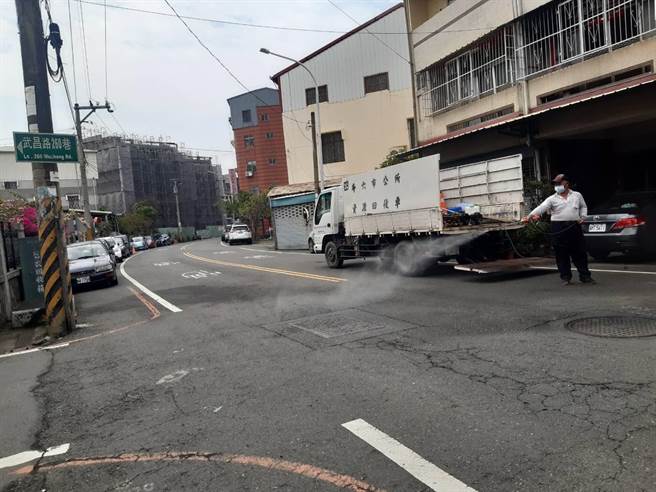 斗六市公所針對案22137傳染鏈進行消毒。（雲林縣政府提供）