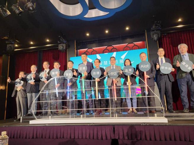 圖為高雄副市長林欽榮（右6）、台灣智慧城市產業聯盟會長柯勝峯（右7）等人，於2022高雄智慧城市展的展前記者會。（本報資料照/顏瑞田 攝）