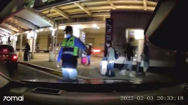 根据交通法规，保全并不具备合法指挥交通的权力，不得在马路上公然拦车。（图片来源：爆料公社二社）