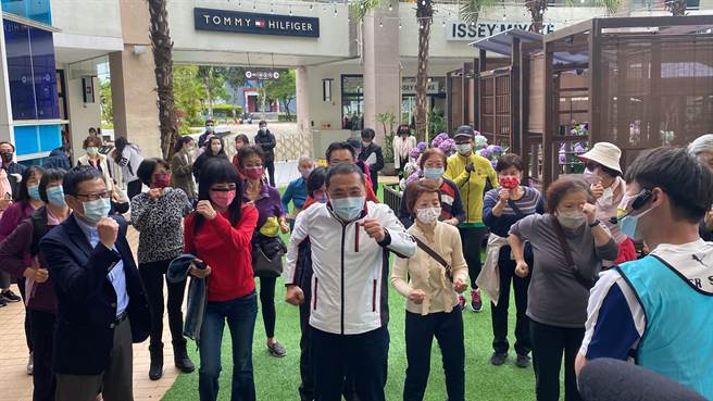 林口区智能卫生所24日开幕，新北市长侯友宜与长者在三井商场一起体验「MALL WALKING」健康运动计画，气氛充满活力。（戴上容摄）
