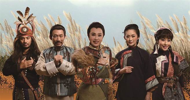 明华园总团本周末在屏东千禧公园的演出，搭建大舞台，过程并不容易。（明华园总团提供）