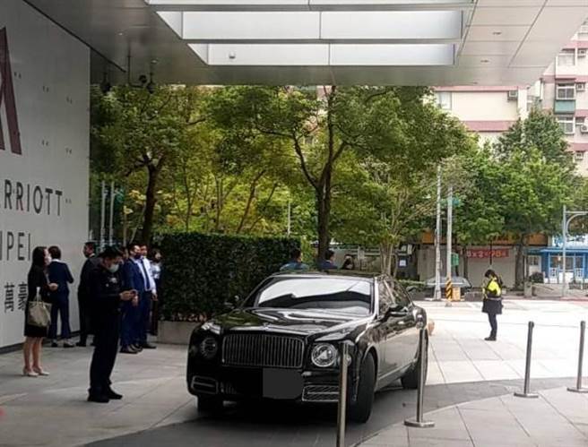 警方將停在萬豪對面紅線的賓利車，移至萬豪樓下鑑識。（翻攝畫面）