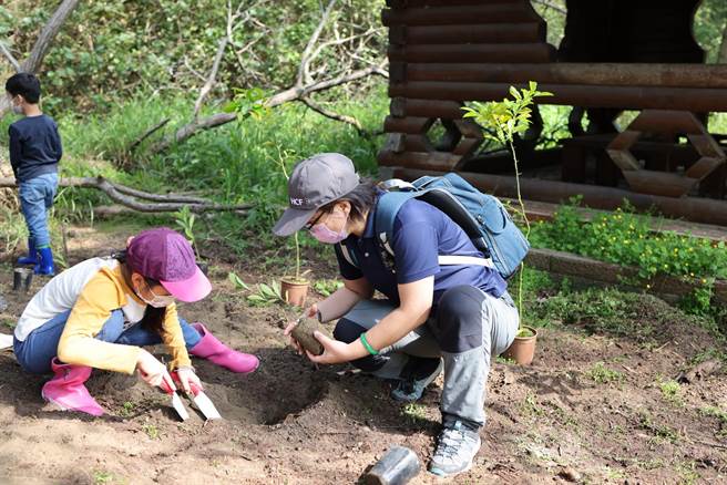 新竹林管处与保育志工们共同在三森步道沿线栽植蜜源植物。（新竹林管处提供／谢明俊苗栗传真）