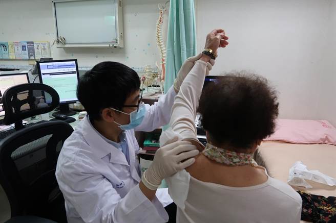 鳳梨農民肩膀疼痛的比率偏高。（南基醫院提供／廖志晃南投傳真）