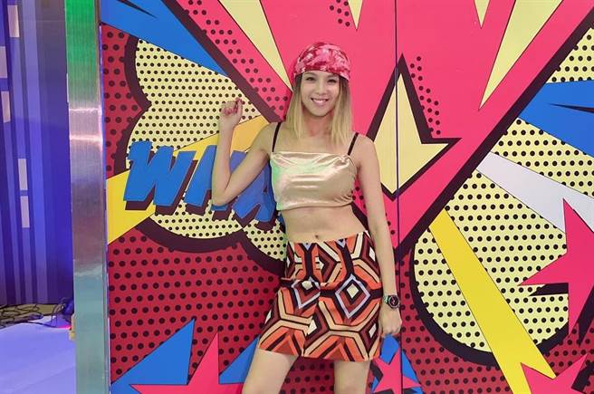 婷婷日前上节目重现当年造型。（婷婷提供）