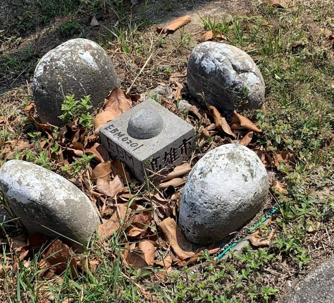 安全岛上整齐排列着一座「神秘石阵」，让网友看了百思不得其解。（图／翻摄自脸书《爆废公社》）