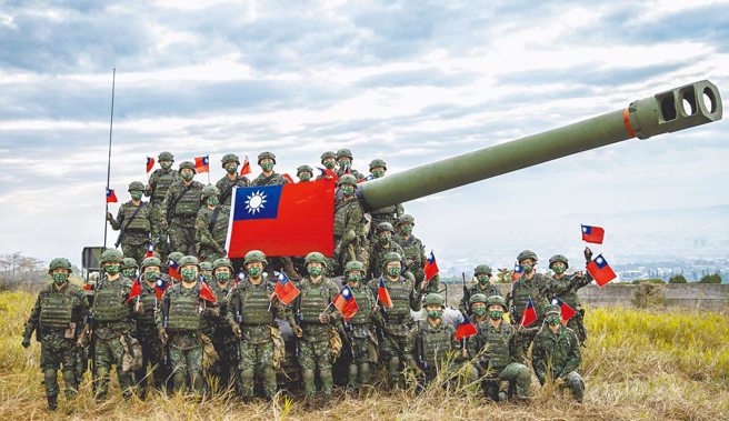 「台湾制宪基金会」24日公布最新民调，当被问及若中国大陆侵略台湾是否愿意挺身而战？74.1%民眾表示会、17.3%不会。图为陆军炮兵元旦侦巡的画面。（示意图／军闻社资料照片）