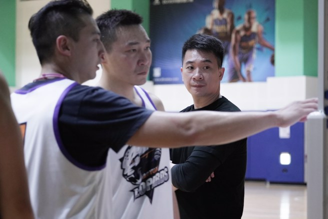 云豹总教练王志群(右)仔细观察张智峰、郑玮两名球员讨论战术。(桃园云豹提供)