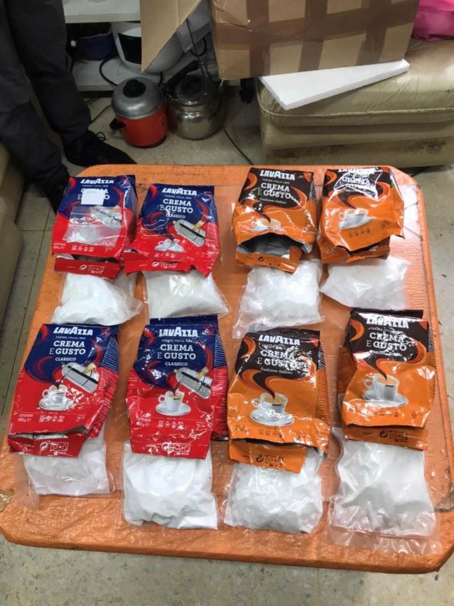 警方发现咖啡豆包装内暗藏K他命毒品。（翻摄照片／林郁平台北传真）