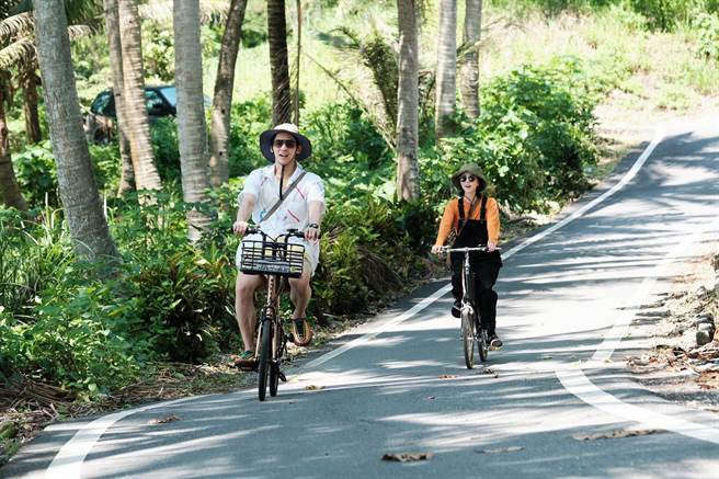邵雨薇頂著正午豔陽被林柏宏拖去海邊騎腳踏車踏浪。（公視提供）
