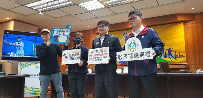 教育部体育竞技运动组组长蓝坤田（右1）。（陈筱琳摄）