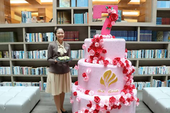 （北投大地酒店庆7周年，推出「与蛋糕拍照打卡送马卡龙」与「 FB粉丝团加码抽奖活动」等系列活动。图／大地酒店提供）