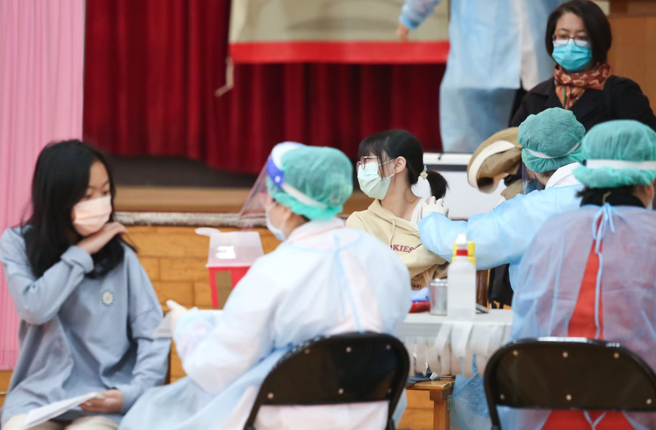 指挥中心拍板12~17岁青少年可打莫德纳疫苗，但暂不打第3剂追加剂。（资料照／陈俊吉摄）