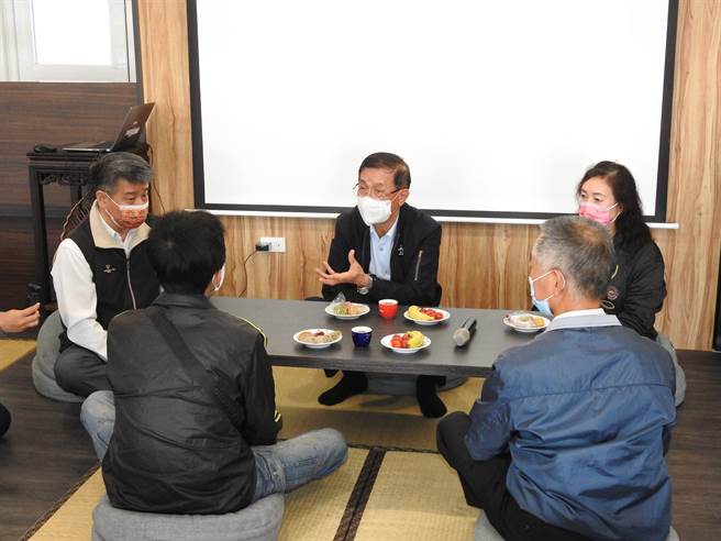 南投县长林明溱（中），24日到国姓国中向刘同学的爸爸表达关心。（南投县政府提供／廖志晃南投传真）