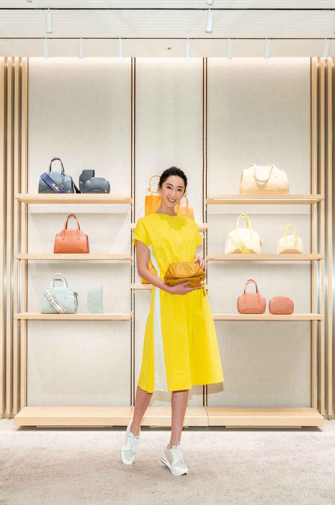 ：隋棠日前受邀至至Loro Piana新光三越A4新店装逛街，绲边撞色洋装6万800元、White Sole系列休閒鞋2万8800元、Puffy Pouch 皮革小型手拿包5万6700元。（Loro Piana提供）