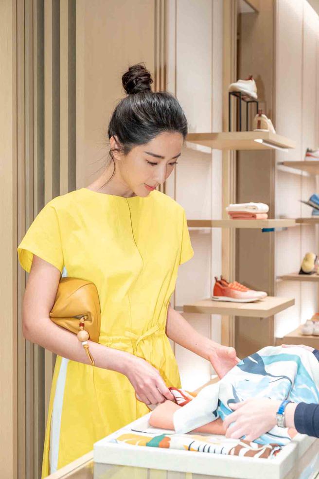 隋棠日前受邀至至Loro Piana新光三越A4新店装逛街，绲边撞色洋装6万800元、White Sole系列休閒鞋2万8800元、Puffy Pouch 皮革小型手拿包5万6700元。（Loro Piana提供）