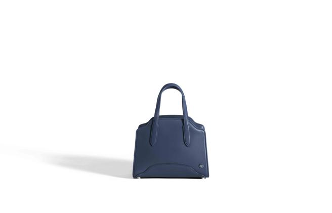 Loro Piana Sesia Micro光滑小牛皮手提包，10万3500元。（Loro Piana提供）
