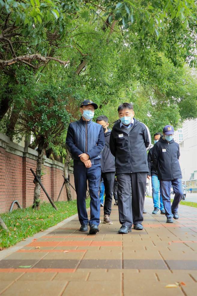 新北市副市長陳純敬（左）至板橋文化路一段及北門街人行道視察工程成果及效益。（新北市工務局提供）