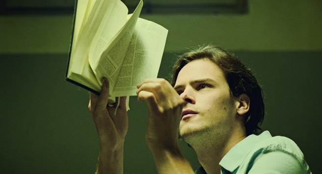 湯馬士普倫藉聖經傳情，監獄偷渡愛情觀眾感動。（海鵬提供）