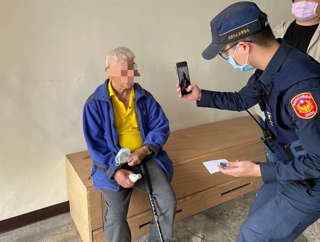家住桃園市平鎮區的沈姓老翁，24日上午因為女兒外出工作，覺得肚餓難耐，所以獨自徒步出門覓食，卻不小心忘記了回家的路，所幸警方找到他。（翻攝照片）
