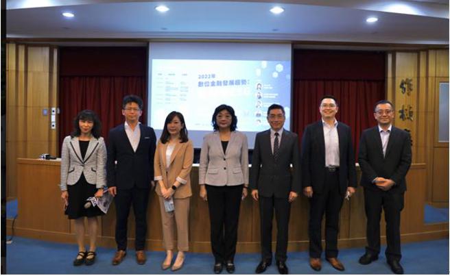 （「東吳永豐數金論壇」與會貴賓(右起)：永豐銀行嚴國瑞副總經理、永豐金證券蘇威嘉副總經理、阿爾發證券投顧陳敏宏總經理、政治大學金融科技研究中心王儷玲主任、永豐銀行黃品睿副總經理、東吳財精系李宜熹教授、東吳數金中心執行長歐素華。圖／東吳大學提供）