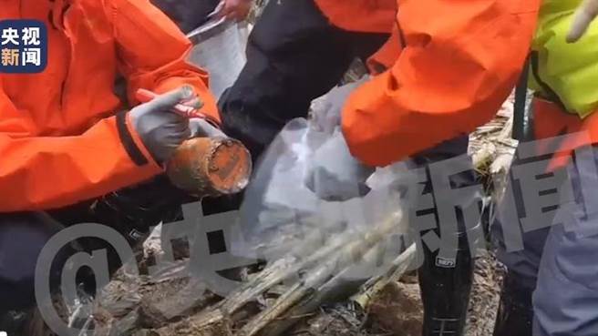东方航空MU5735失事航班其中一个黑盒子昨已寻获。(翻摄央视)