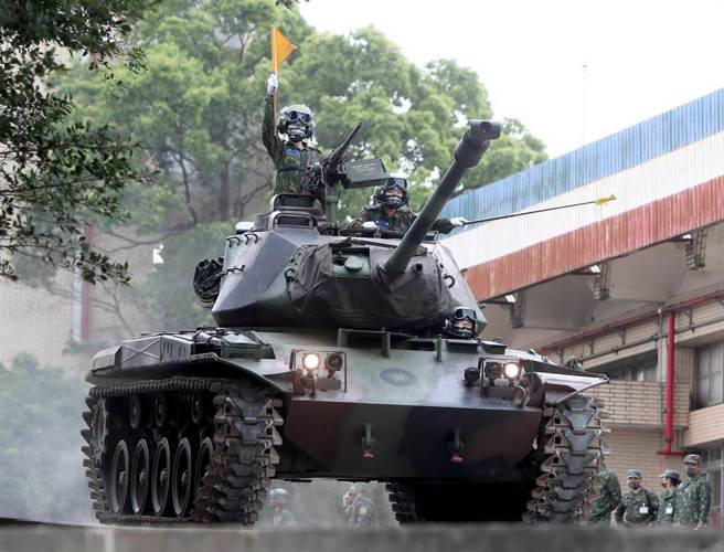 俄烏武裝衝突延燒，也帶動台灣各界開始討論現行兵役制度的問題。圖為國軍Ｍ41A3「華克猛犬」戰車。（資料照片，鄭任南攝）