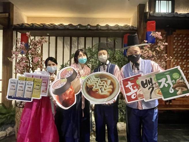 台中大远百24日起推出「韩风春之季物产展」。（冯惠宜摄）