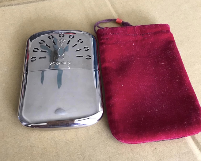 一名男网友在家中发现一个方形铁制物品，好奇这个东西的用途为何。（图／翻摄自脸书社团爆废公社二馆）