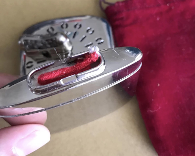 打开方形铁制物品后，里面还有一根红色的细绵绳。（图／翻摄自脸书社团爆废公社二馆）