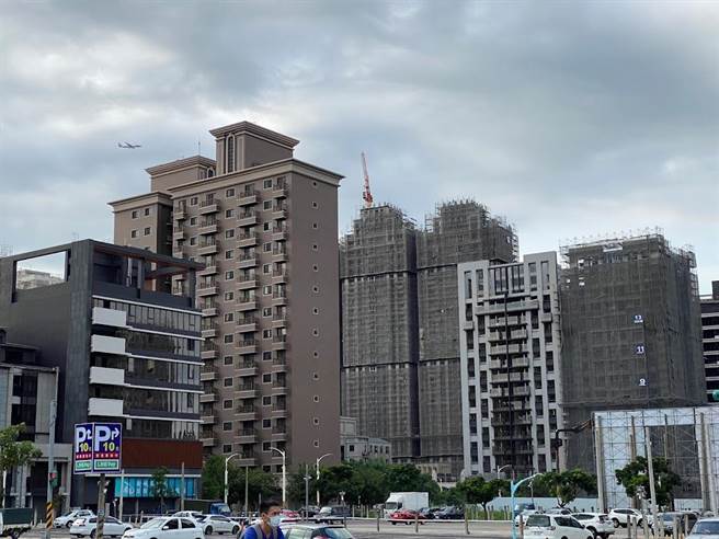 桃园市议会临时会24日三读通过《桃园市房屋税徵收率自治条例》修正案，非自用住宅6户以上每户课3.6％的「囤房税」，建商宽限期为3年。（蔡依珍摄）