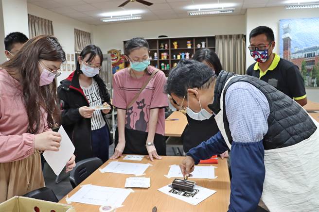 金门大学浯洲书院举办《印象金门》版画营，邀请版画大师吕坤和教授指导同学运用纸张、玻璃、金属等媒材，将金门的风土人情融合在自己的创作中。（金大提供）