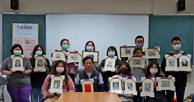 浯洲书院学员从草图撰稿、制版及印刷，逐步完成属于个人的艺术创作。（金大提供）