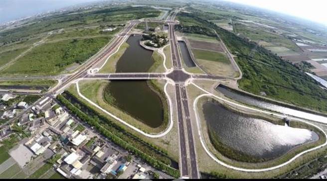 整併后去年新上路的彰化市到二林「19路」公车，已提升不少搭乘率，县府再新辟员林到二林的「20路」，计画行驶10辆客运都将採用电动大汽车。（彰化县政府提供／吴敏菁彰化传真）