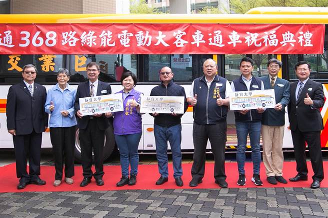 台中市副市長陳子敬（右四）、台中市議會議長張清照（中）等人，今天一起參加通車祝福典禮。（陳世宗攝）