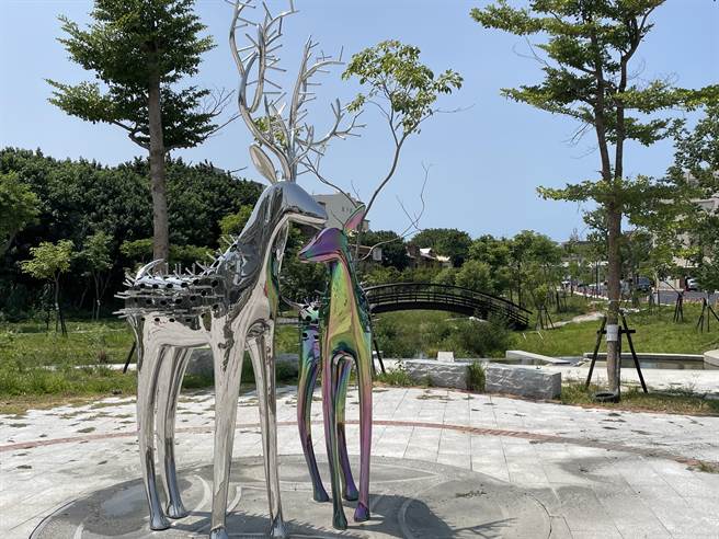 彰县府耗费3年，斥资5亿元，打造鹿港溪1.5公里两岸亲水步道 ，公共艺术装置「福鹿兽，象徵「二鹿」，呼吁鹿港歷史风华。（吴敏菁摄）