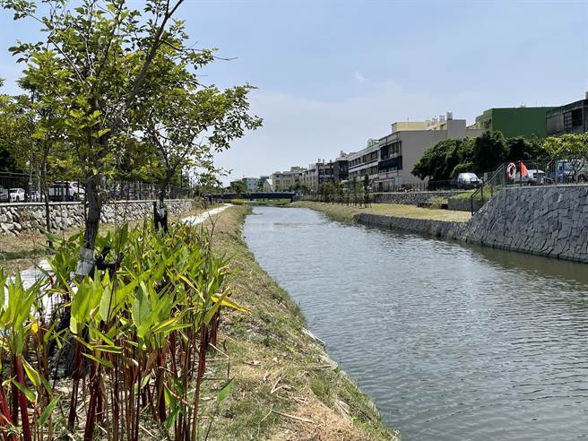 彰县府耗费3年，斥资5亿元，打造鹿港溪1.5公里两岸亲水步道 。（吴敏菁摄）