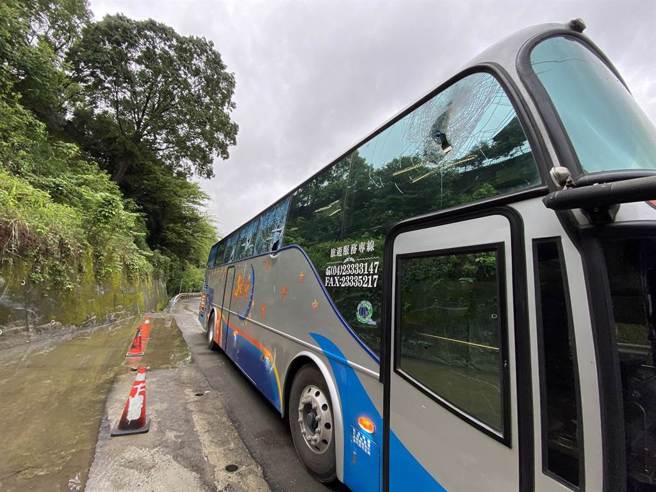 苗栗泰安坍方一天砸2车！女志工伤、居民座车落石击中骨折。（读者提供／谢明俊苗栗传真）