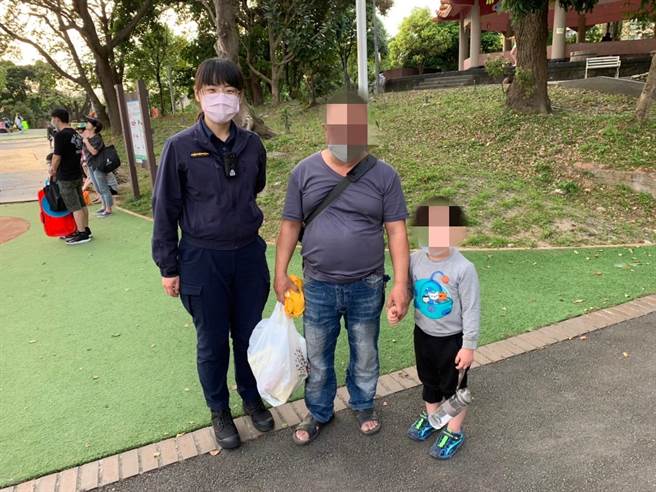 新北市中和警分局女警协助男童与家人团聚。（中和警分局提供）