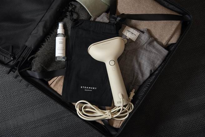 手持蒸气挂烫机在行李箱情境。（玛黑家居选物提供）