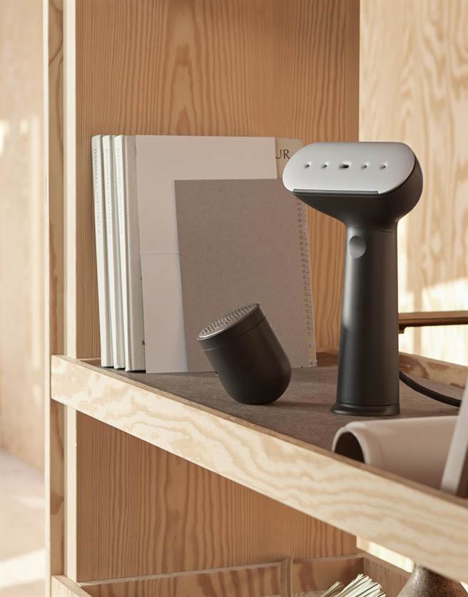 （黑）Cirrus No.3 手持蒸气挂烫机 ＆Pilo No.2 充电式除毛球机。（玛黑家居选物提供）