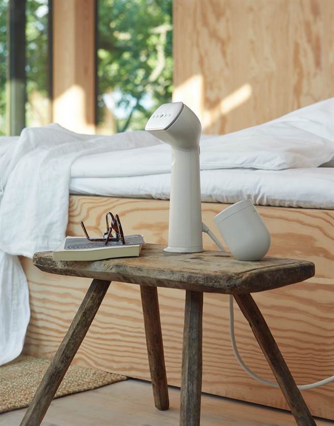 （杏）Cirrus No.3 手持蒸气挂烫机＆Pilo No.2 充电式除毛球机。（玛黑家居选物提供）